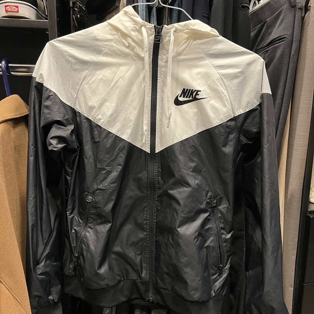 Nike Black and White Windbreaker Lightweight Athletic Jacket